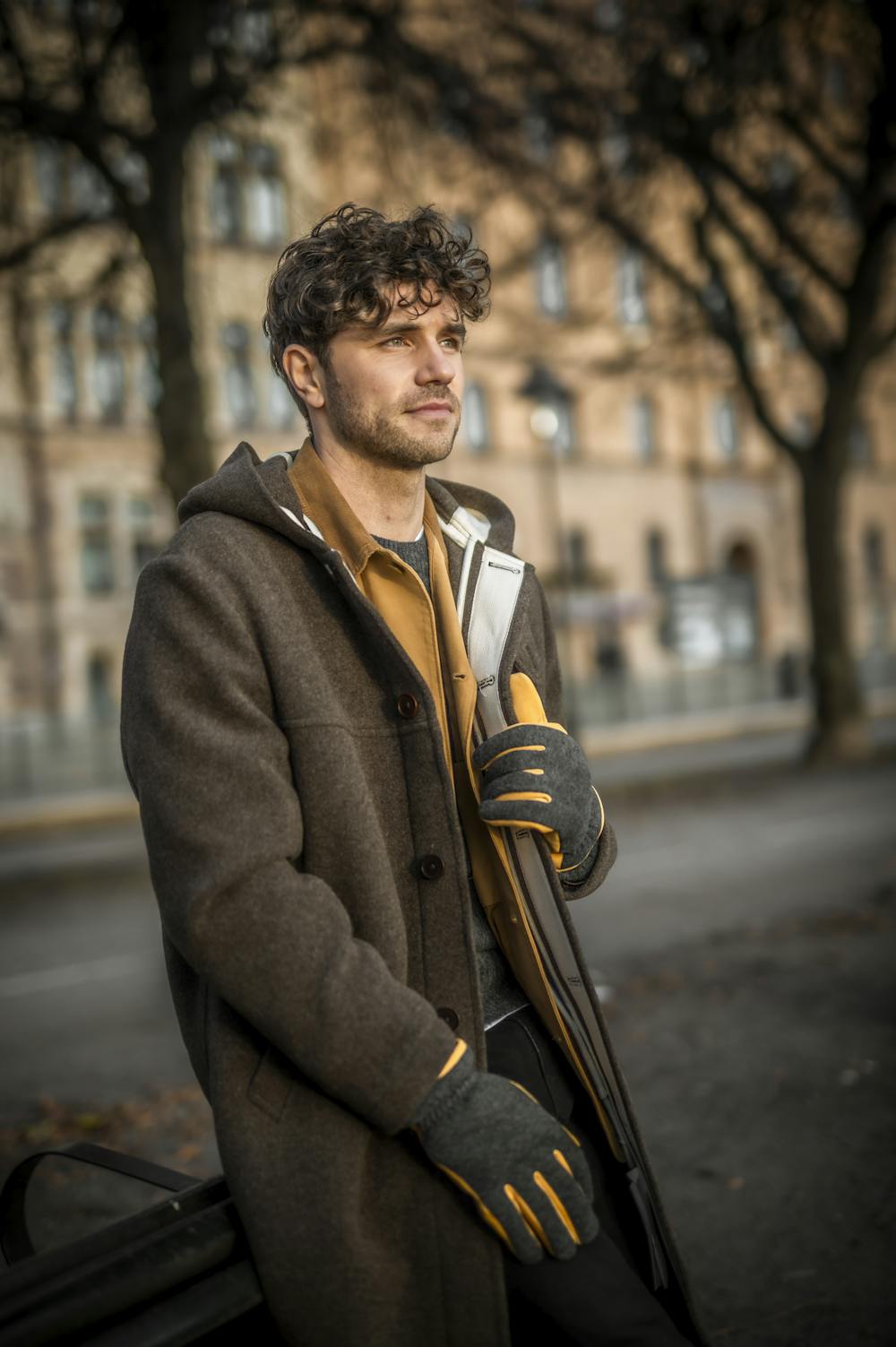 Yellowish-beige machine-sewn goat nubuck glove with dark gray wool jersey back
 (2 of 8)