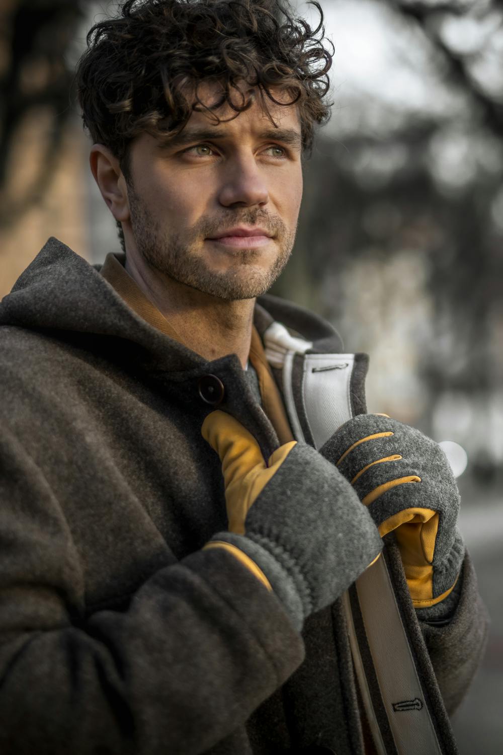 Yellowish-beige machine-sewn goat nubuck glove with dark gray wool jersey back
(8 of 8)