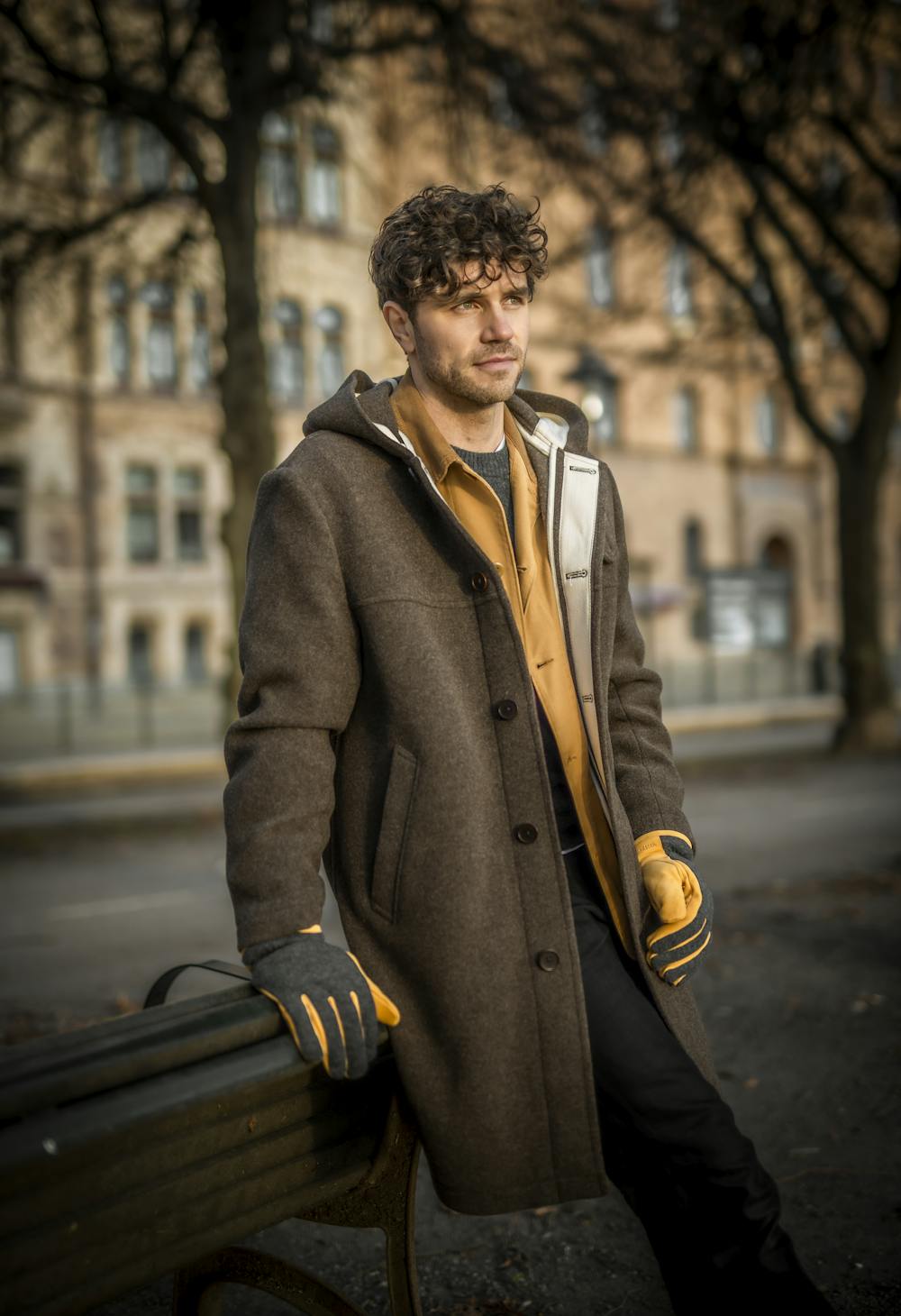 Yellowish-beige machine-sewn goat nubuck glove with dark gray wool jersey back
 (6 of 8)