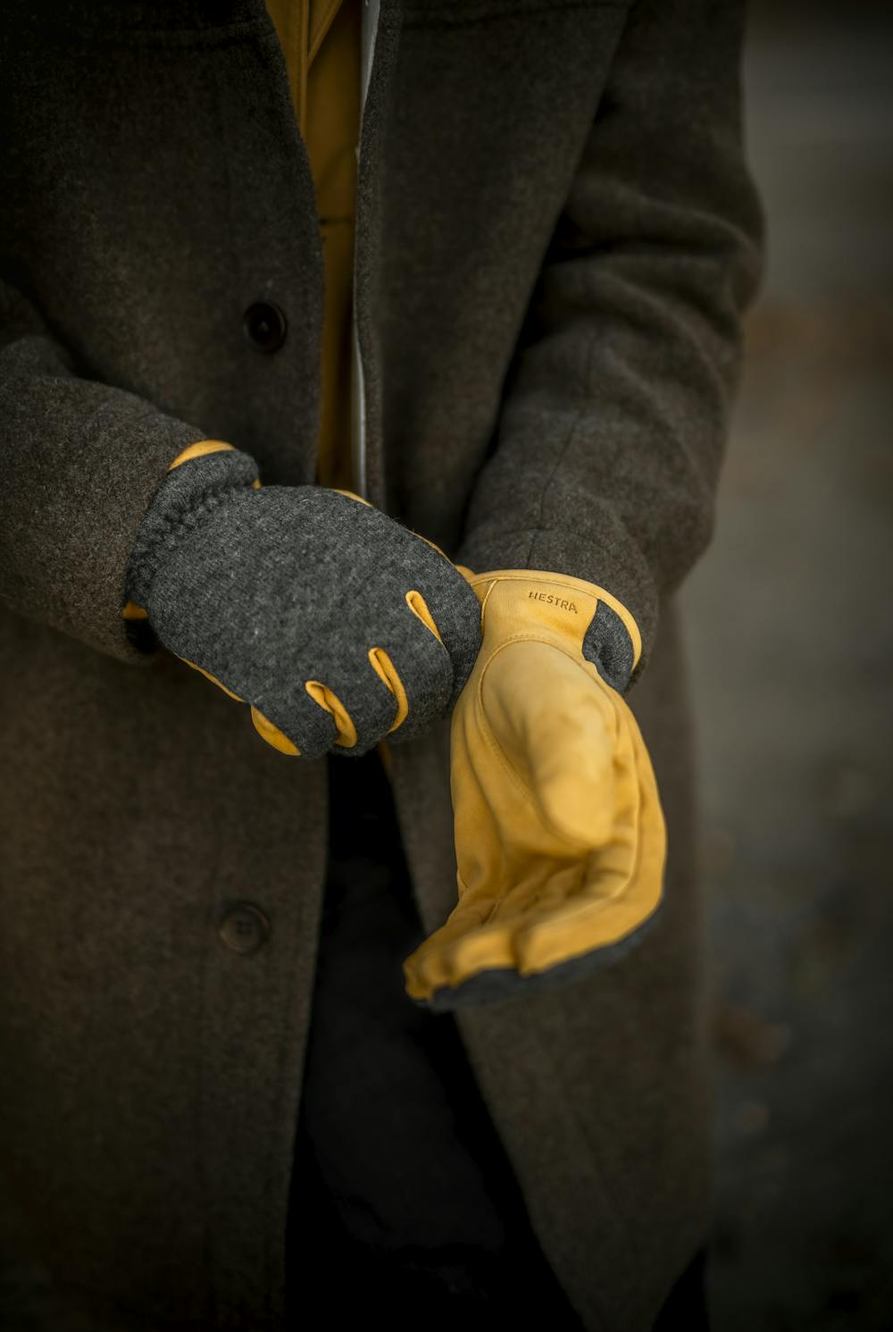 Yellowish-beige machine-sewn goat nubuck glove with dark gray wool jersey back
(4 of 8)
