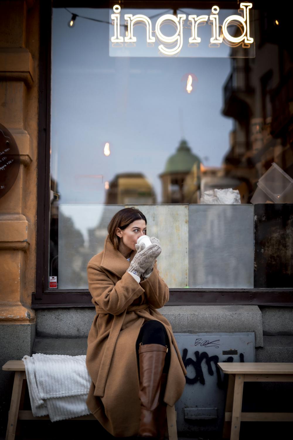 Beige knitted mitten in mottled merino wool (4 of 6)