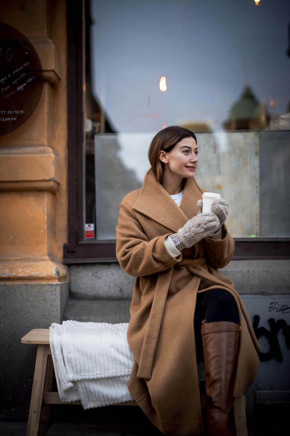 Beige knitted mitten in mottled merino wool (2 of 6)