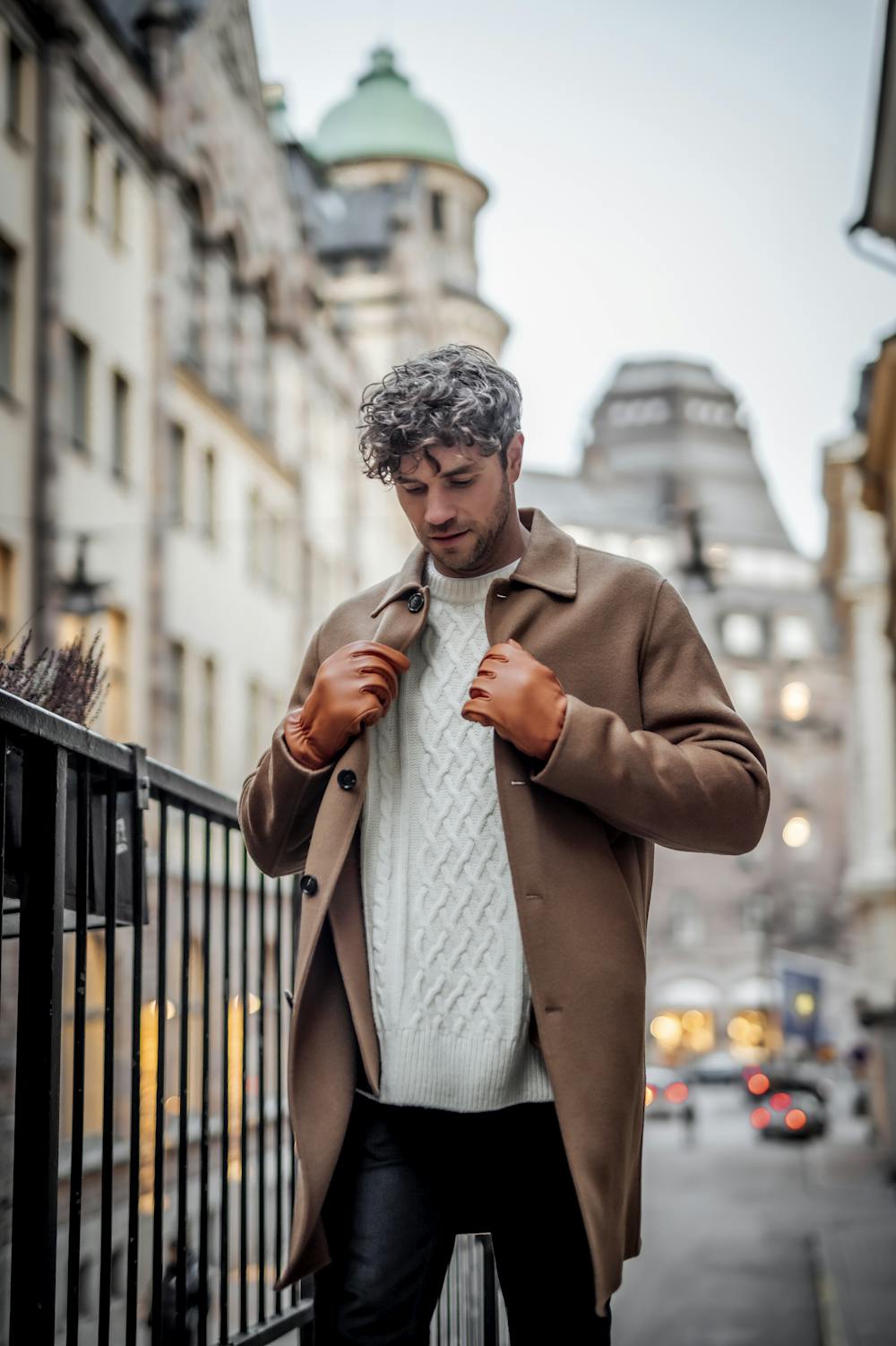 Light brown machine-sewn deerskin glove
(4 of 7)