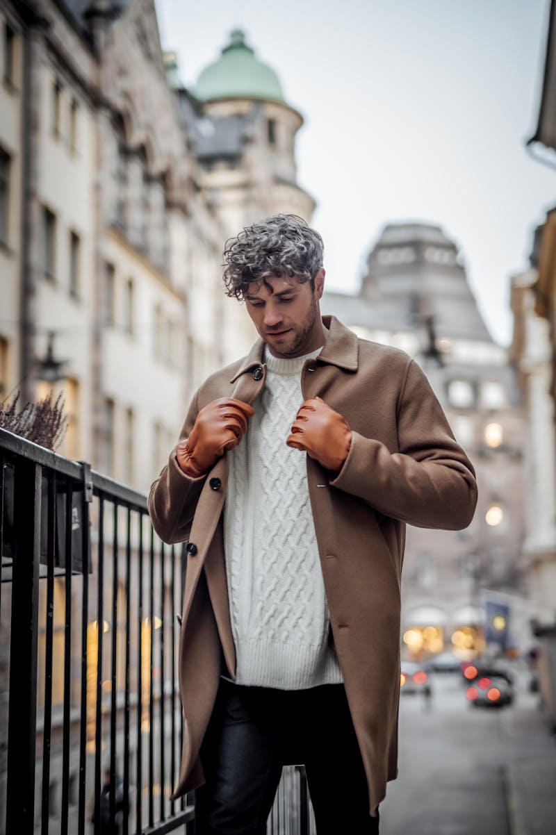 Light brown machine-sewn deerskin glove
 (4 of 7)