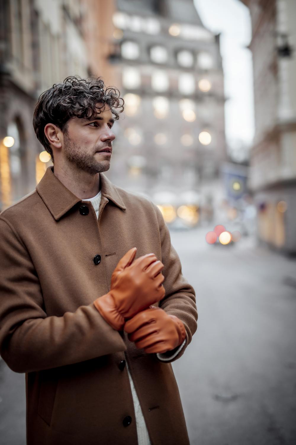 Light brown machine-sewn deerskin glove
 (2 of 7)