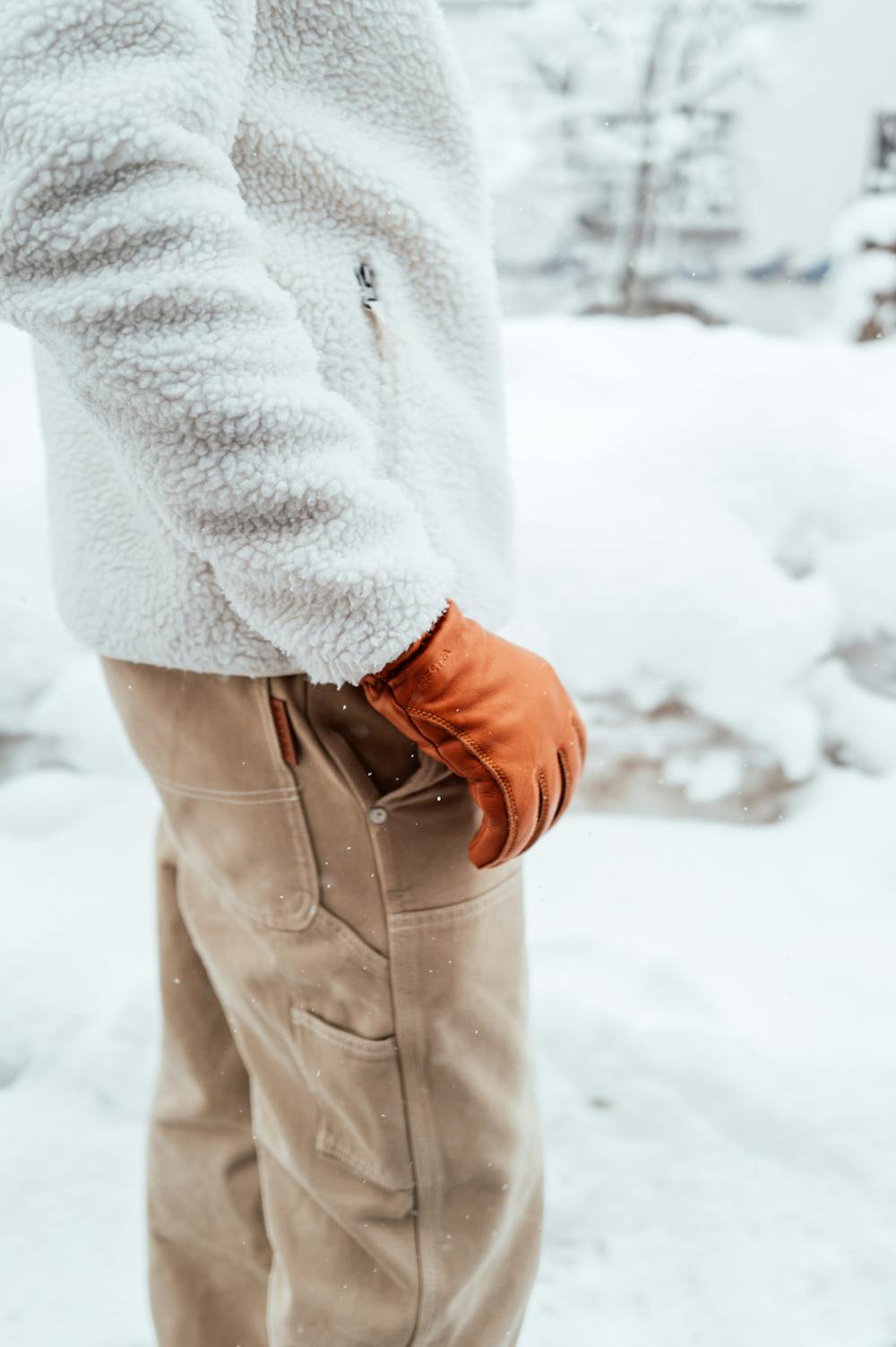 Light brown machine-sewn deerskin glove with knitted cuff
 (4 of 8)