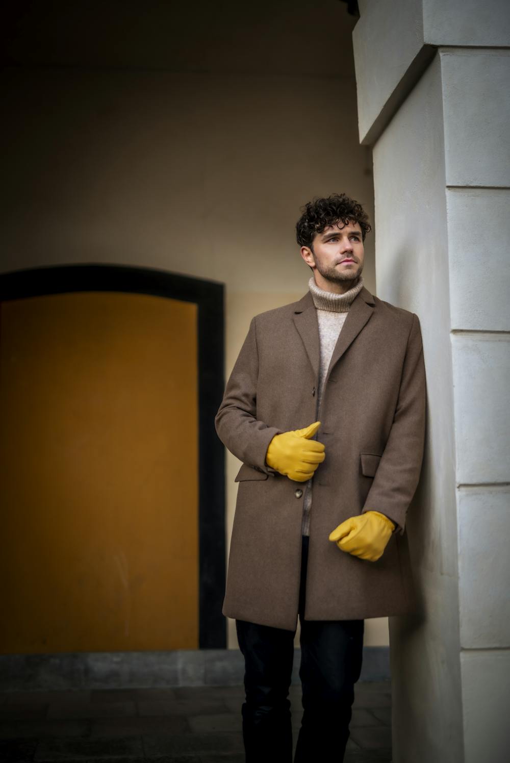 Yellow machine-sewn deerskin glove with knitted cuff
(2 of 8)