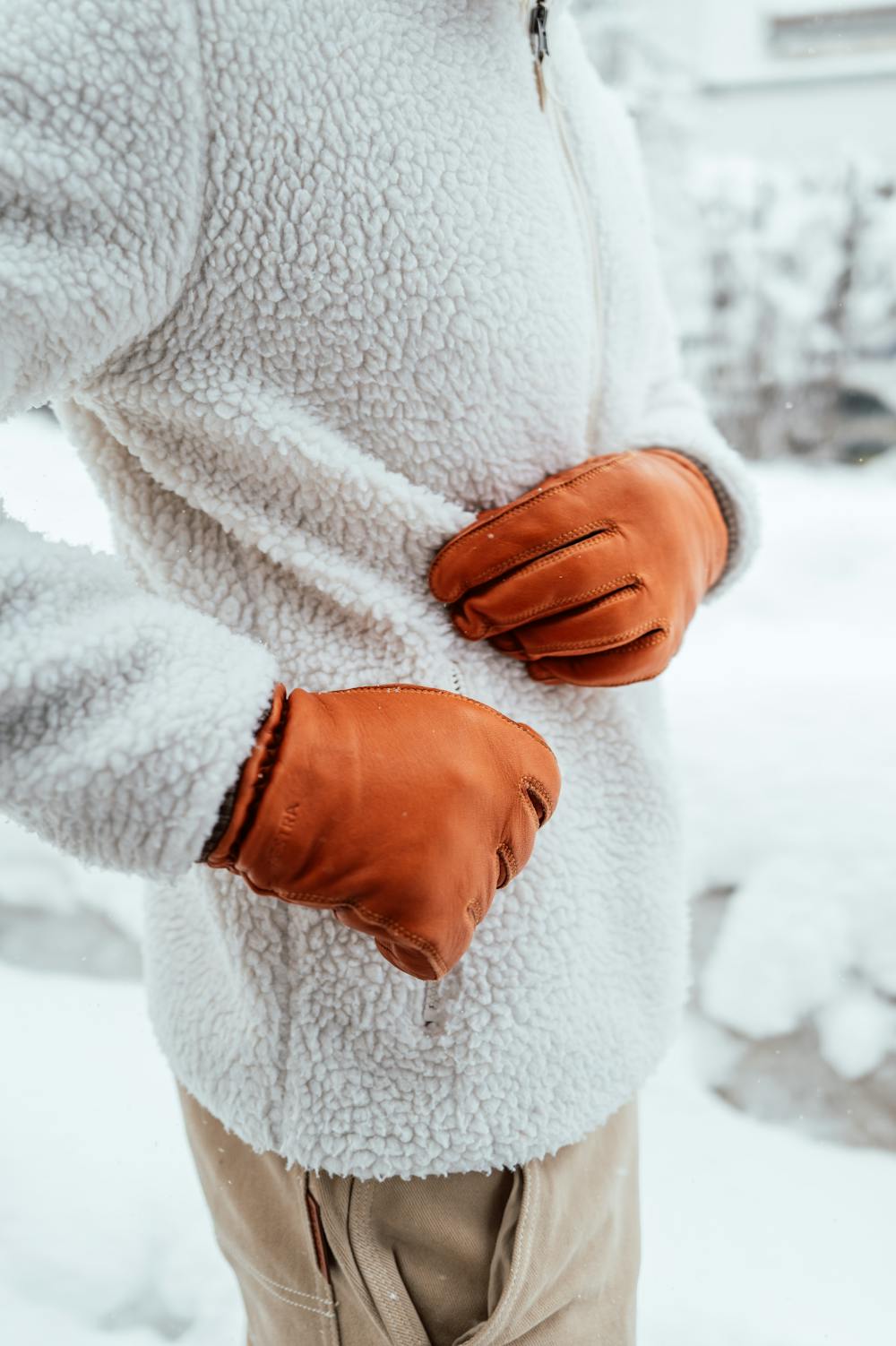 Light brown machine-sewn deerskin glove with knitted cuff
(2 of 8)