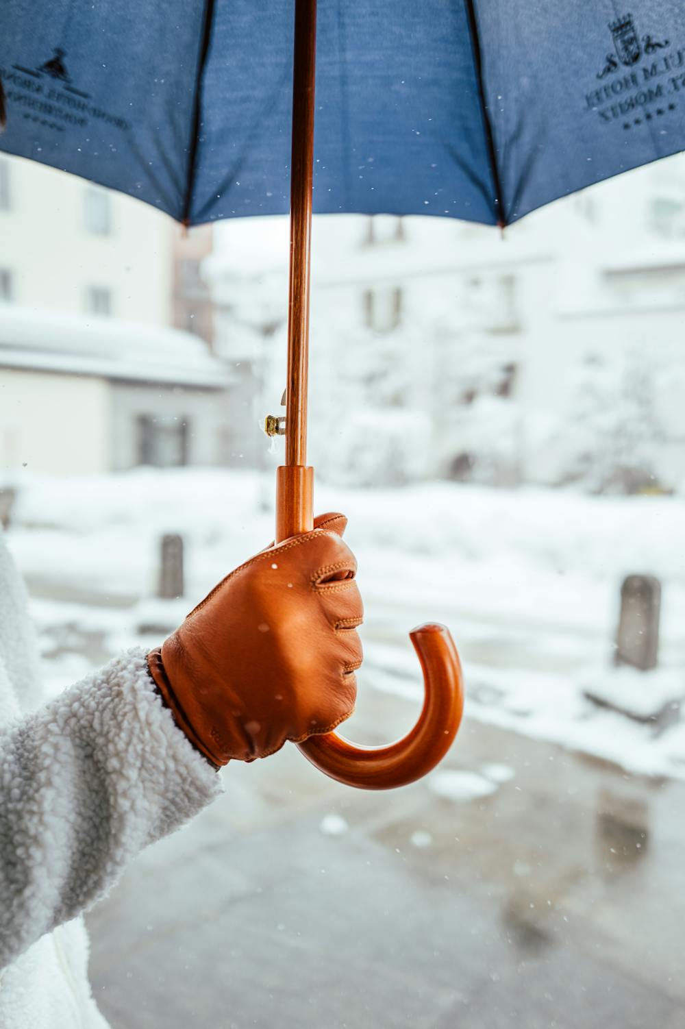 Light brown machine-sewn deerskin glove with knitted cuff
(8 of 8)