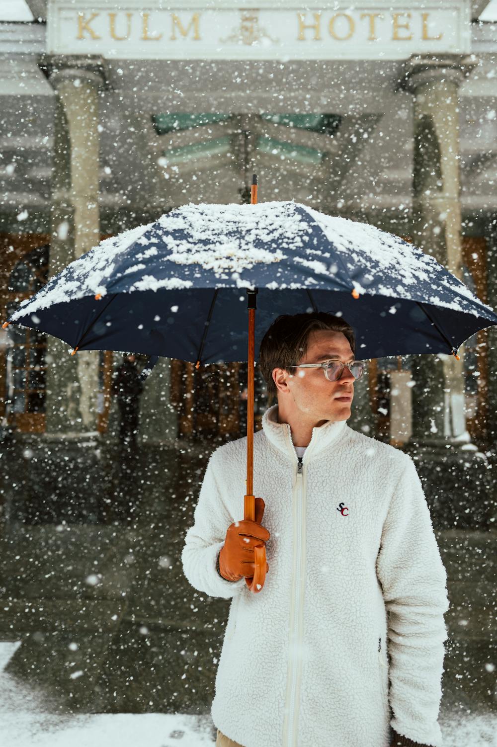 Light brown machine-sewn deerskin glove with knitted cuff
 (6 of 8)