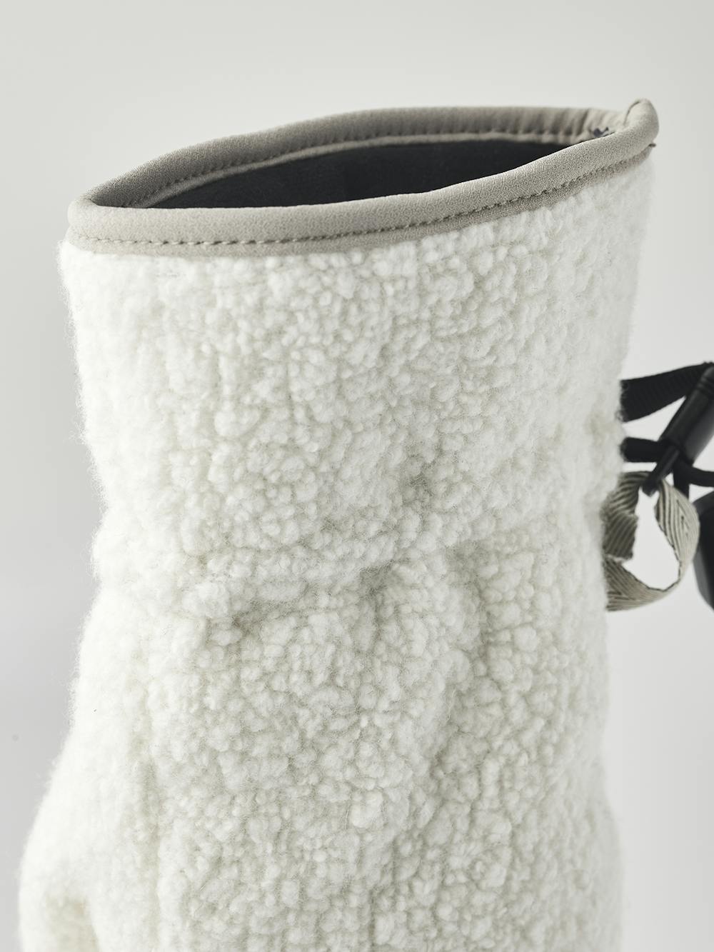 White machine-sewn mitten in shaggy teddy fleece
(3 of 5)