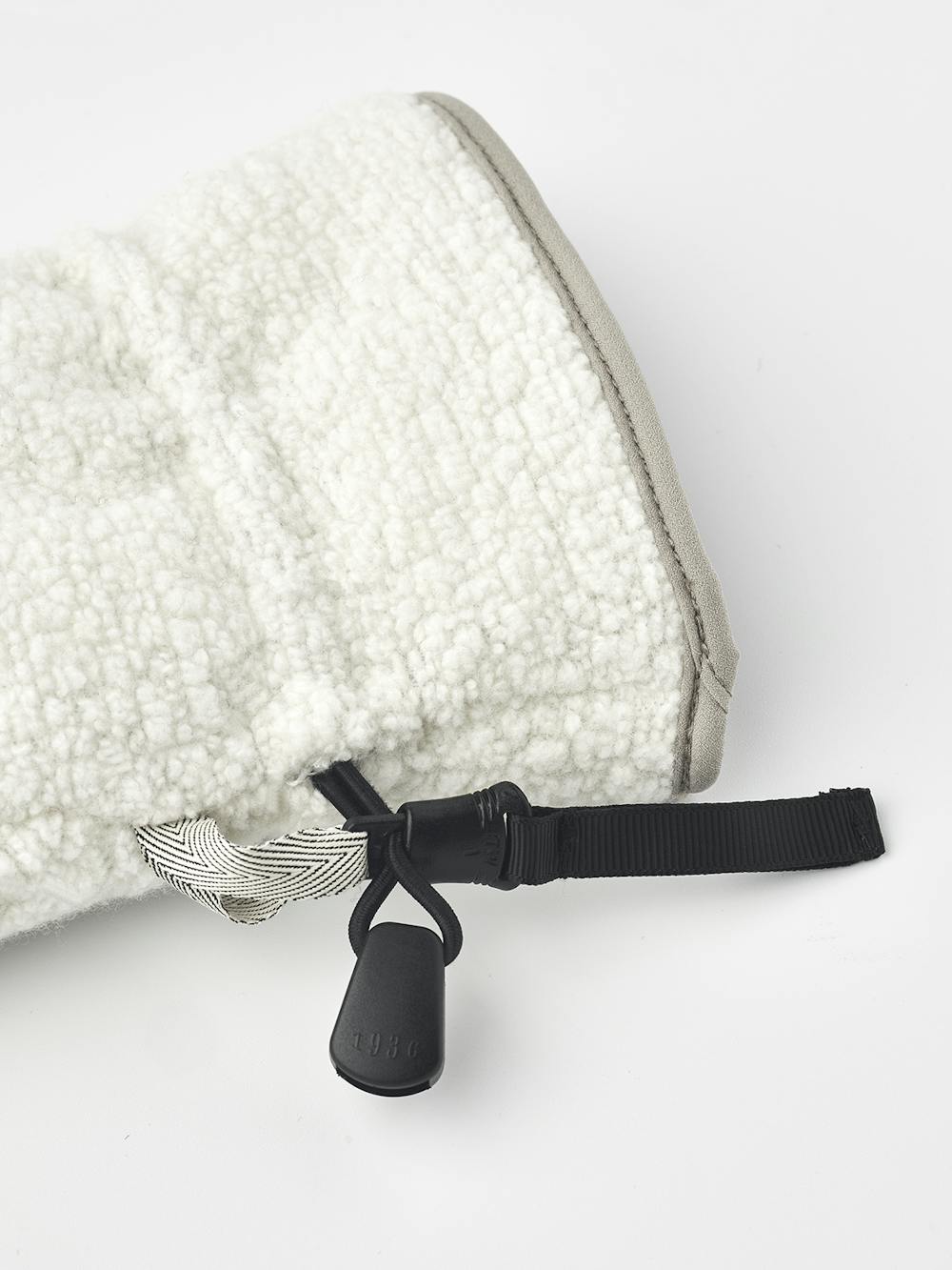 White machine-sewn mitten in shaggy teddy fleece
(4 of 5)