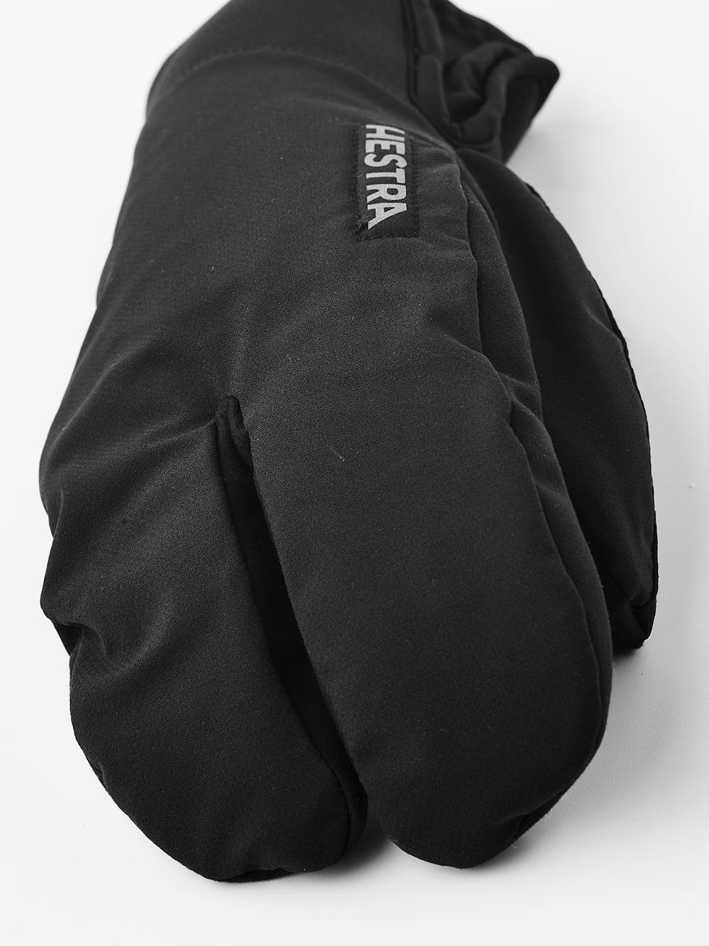 Svart lobsterhandske i tyg med syntetisk mocka i innerhanden
(5 av 5)