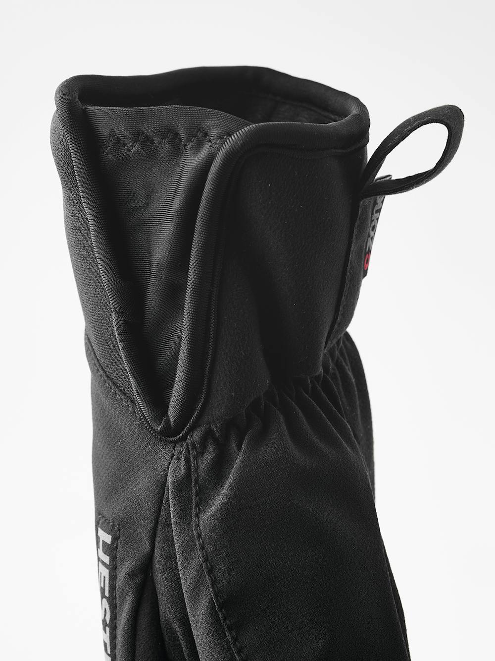 Svart lobsterhandske i tyg med syntetisk mocka i innerhanden
(4 av 5)