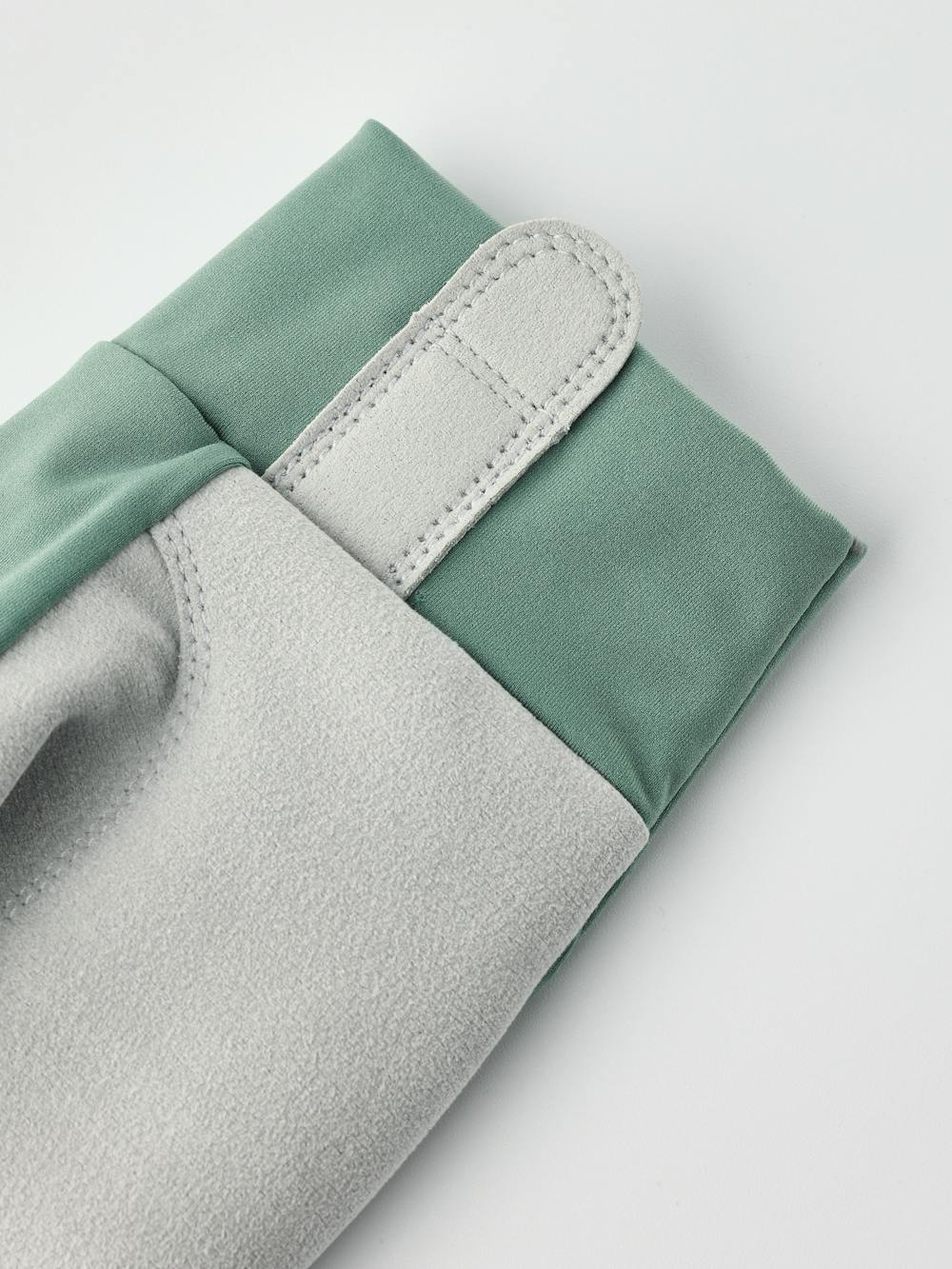 Sprint Short - 5 finger in the color Silver green/Silver green (2 of 5)