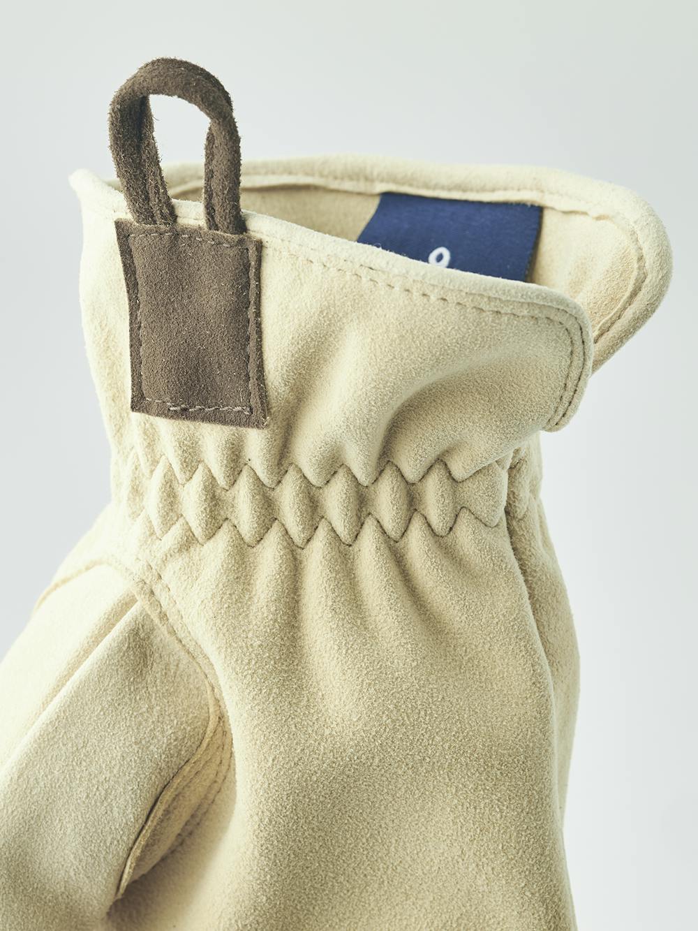 Light yellow outdoor glove in chamois goat suede (2 of 6)