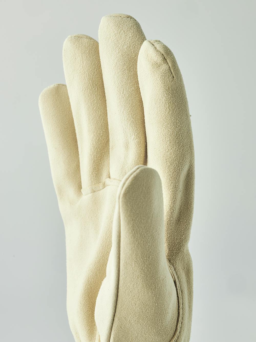 Light yellow outdoor glove in chamois goat suede (5 of 6)
