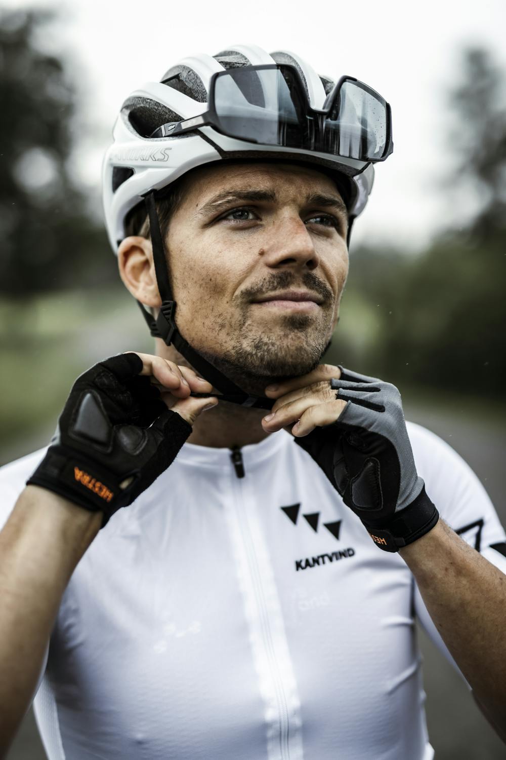 Bike Guard Short 5-finger in the color Charcoal (2 of 8)