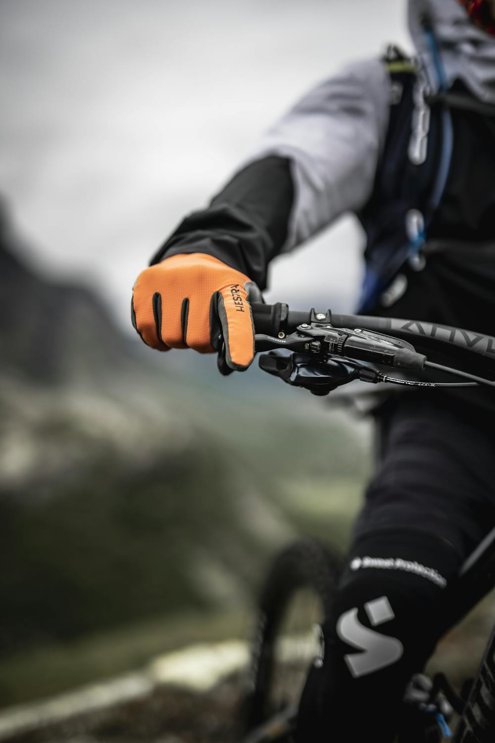 Bike Guard Long 5-finger in the color Orange (7 of 7)