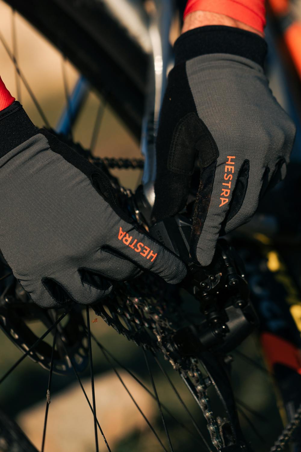 Bike Guard Long 5-finger in the color Charcoal (7 of 7)