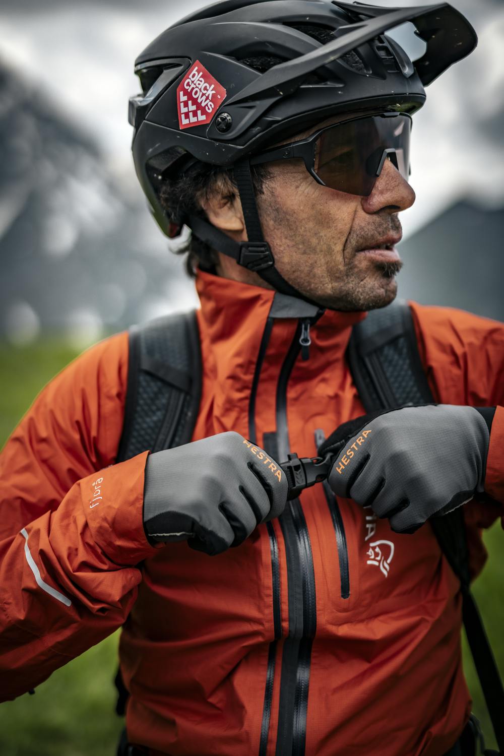 Bike Guard Long 5-finger in the color Charcoal (2 of 8)