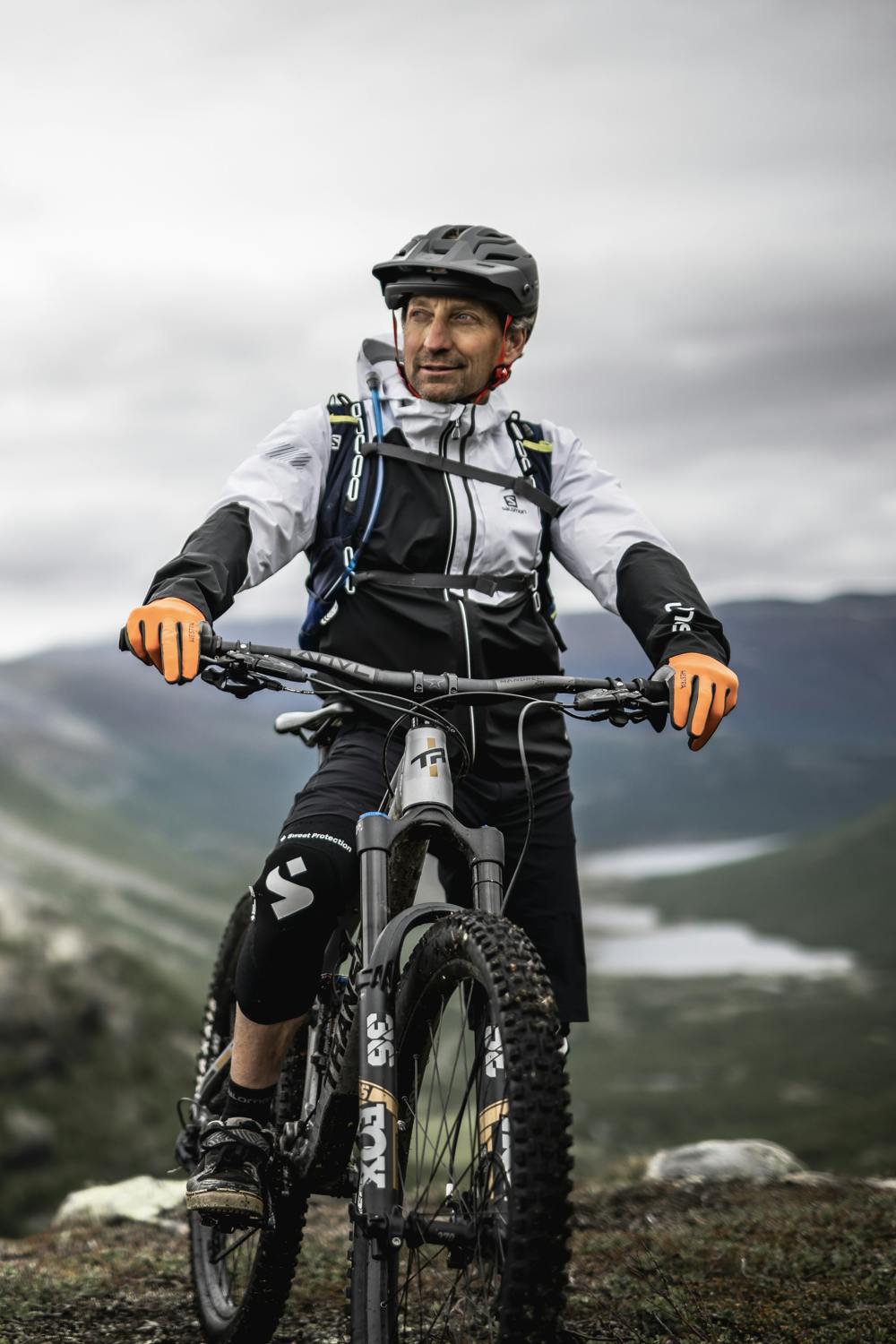 Bike Guard Long 5-finger in the color Orange (2 of 7)