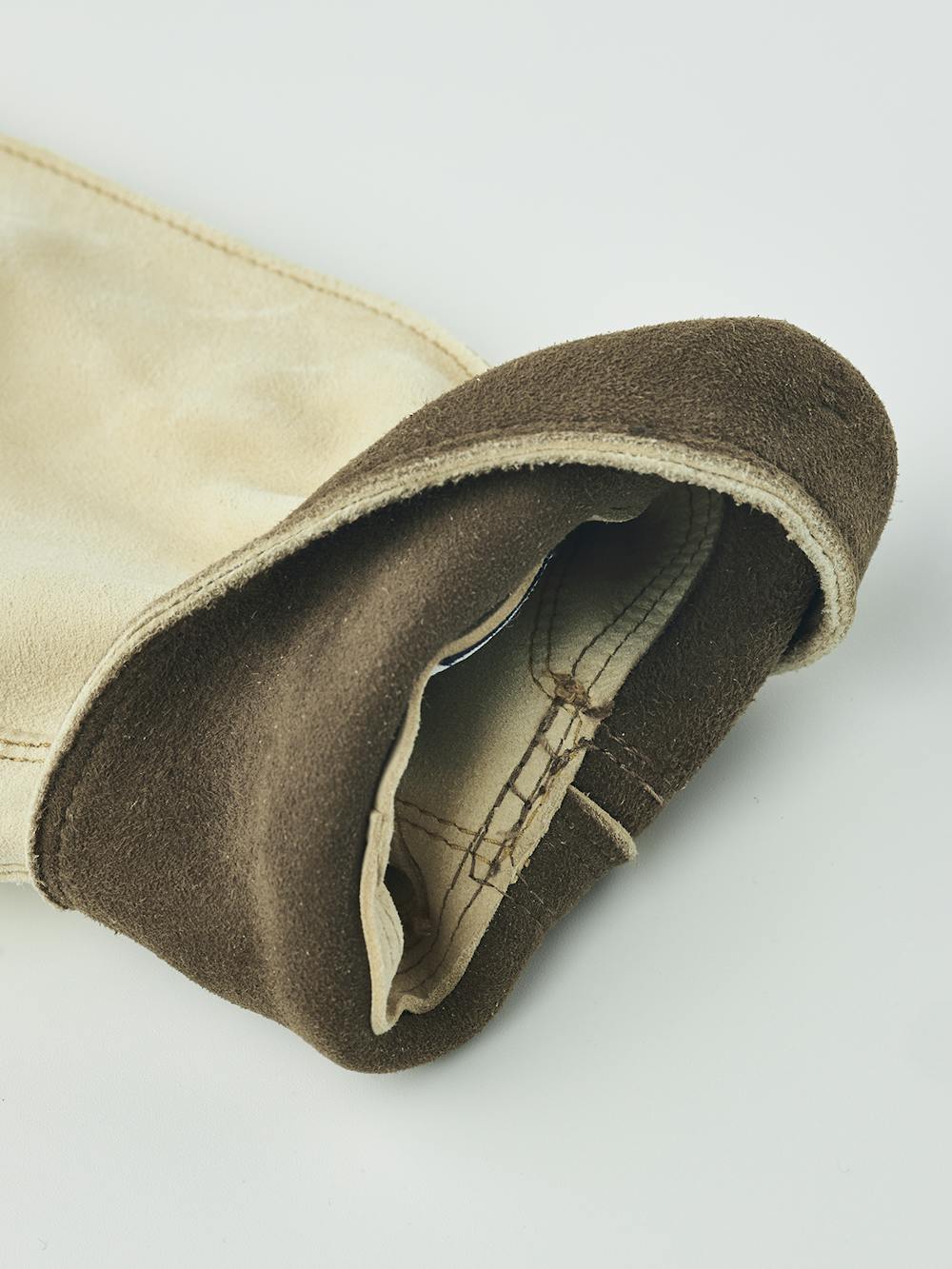 Light yellow outdoor glove in chamois goat suede (3 of 5)