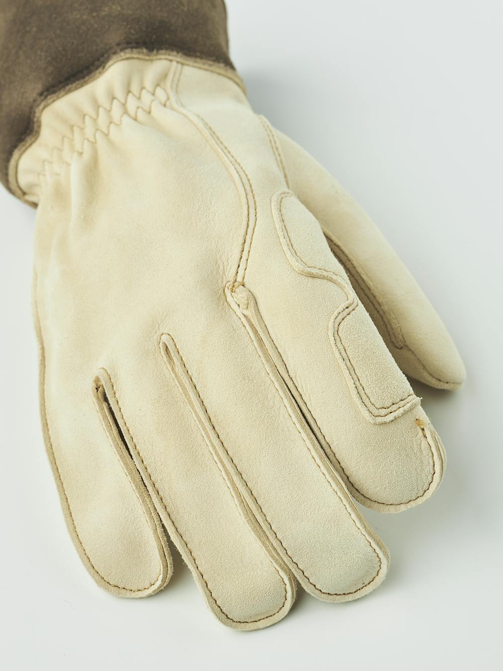 Light yellow outdoor glove in chamois goat suede (2 of 5)