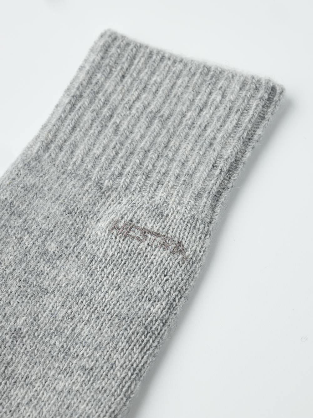 Hellgrauer gestrickter Pulswärmer aus Kaschmir (3 oder 3)