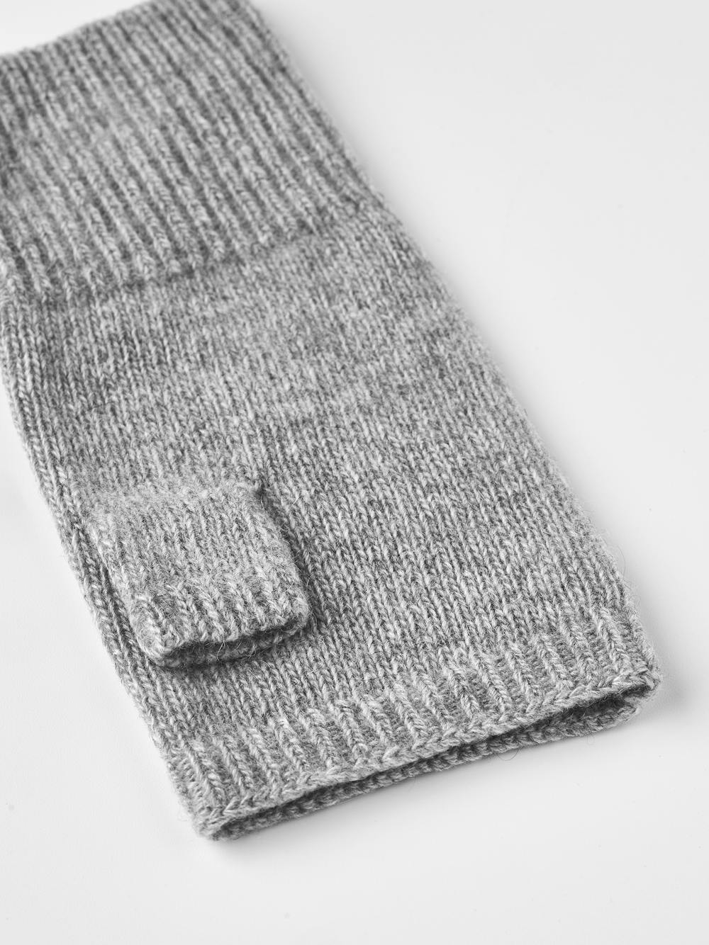 Ljusgrå stickad handledsvärmare i kashmir
(3 av 3)