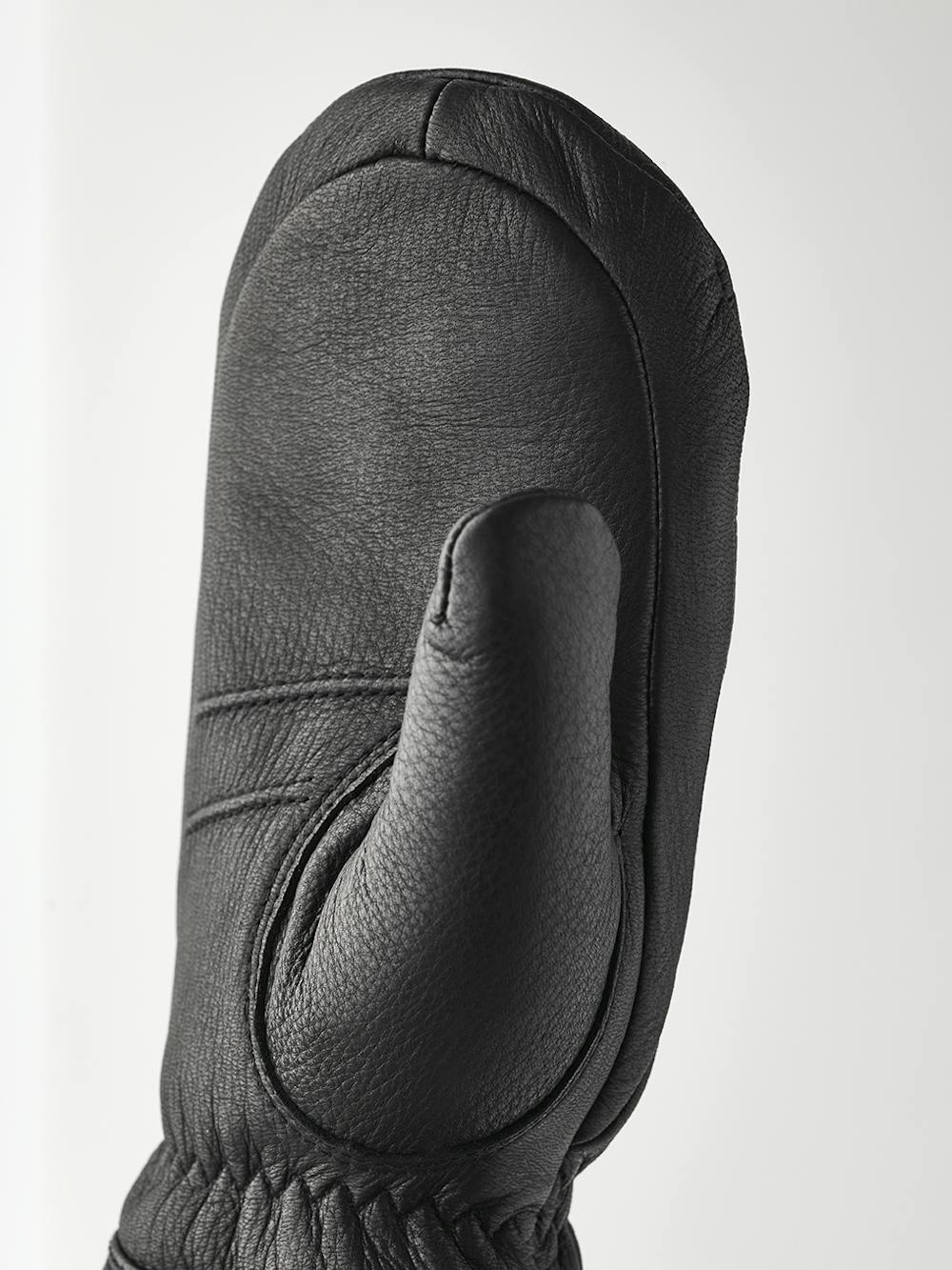 Schwarzer Fausthandschuh aus Hirschleder mit weißer Stulpenkante
 (4 oder 4)