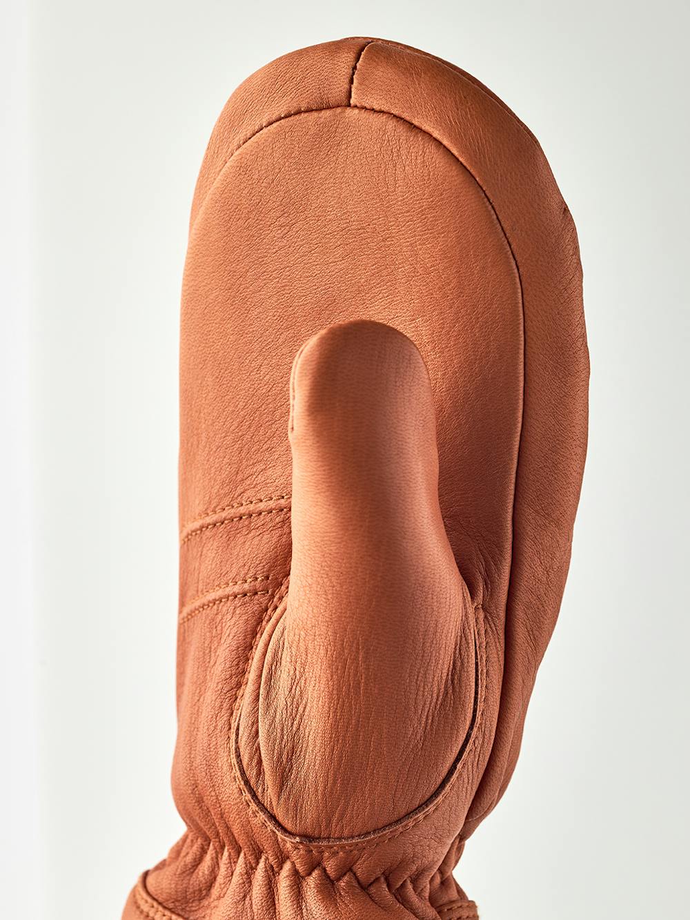 Hellbrauner Fausthandschuh aus Hirschleder mit weißer Stulpenkante
 (4 oder 4)