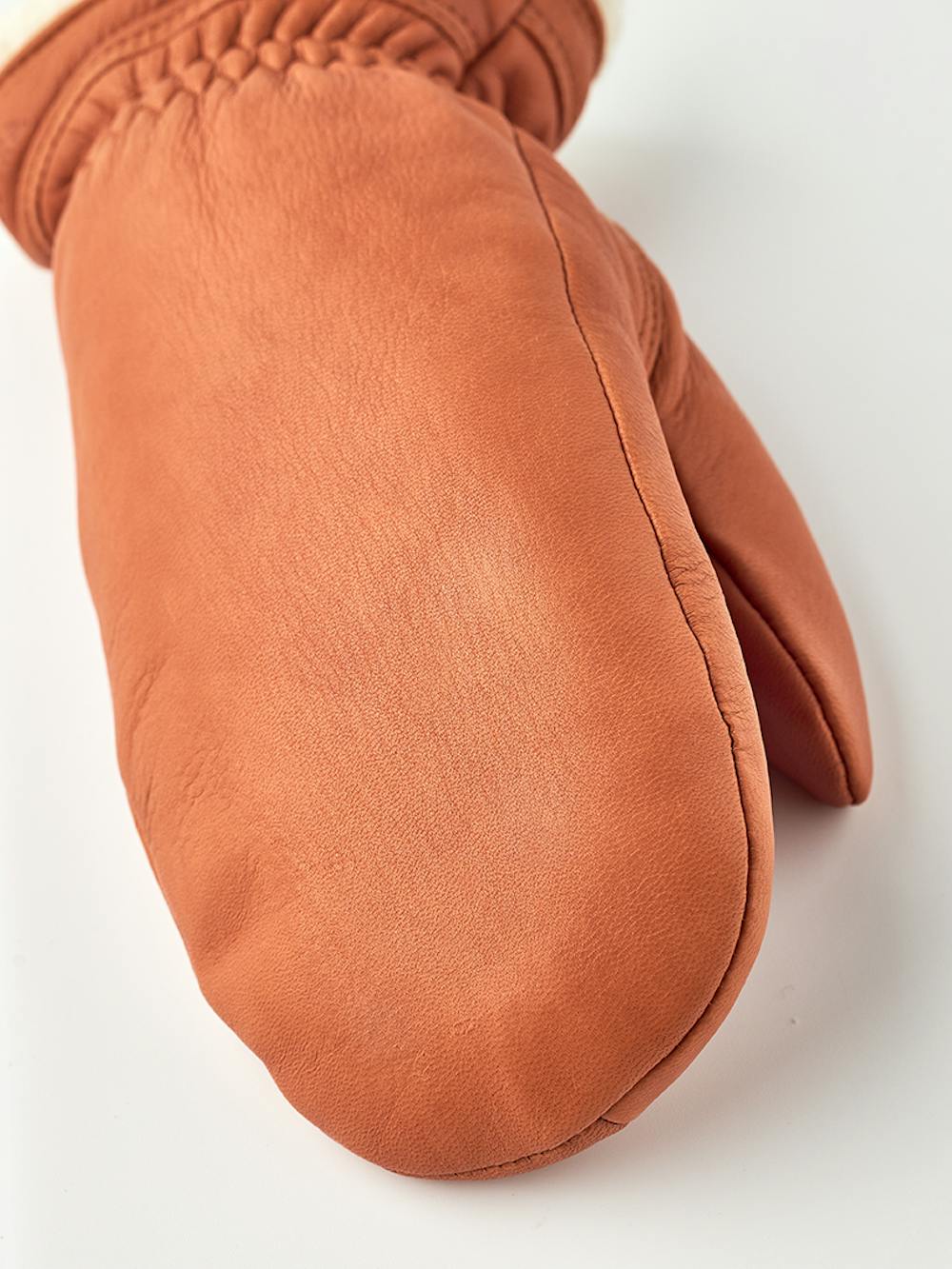 Hellbrauner Fausthandschuh aus Hirschleder mit weißer Stulpenkante
(3 oder 4)