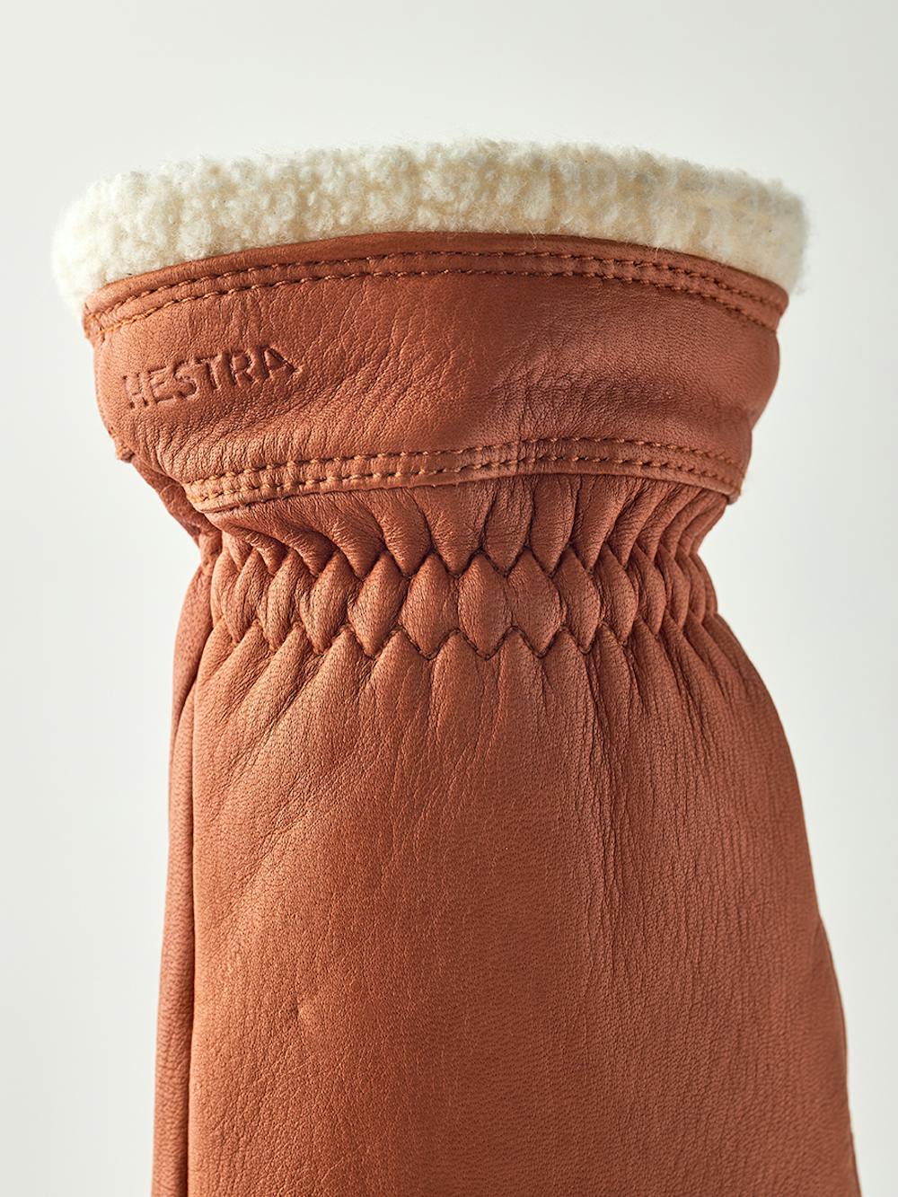 Hellbrauner Fausthandschuh aus Hirschleder mit weißer Stulpenkante
 (2 oder 4)