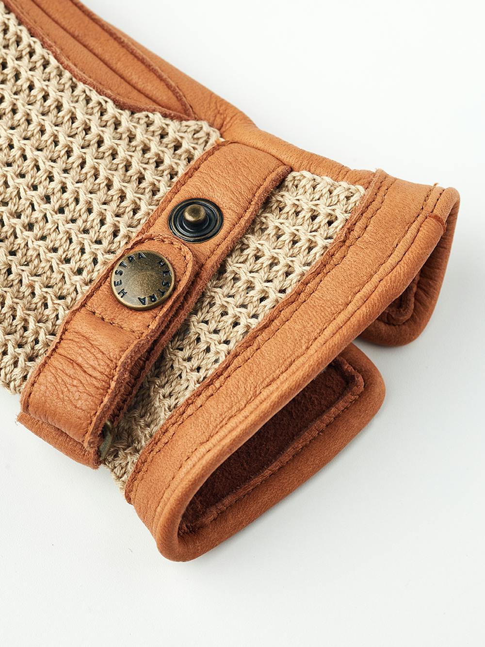 Beige riding glove in crocheted cotton with light brown deerskin palm (2 of 5)