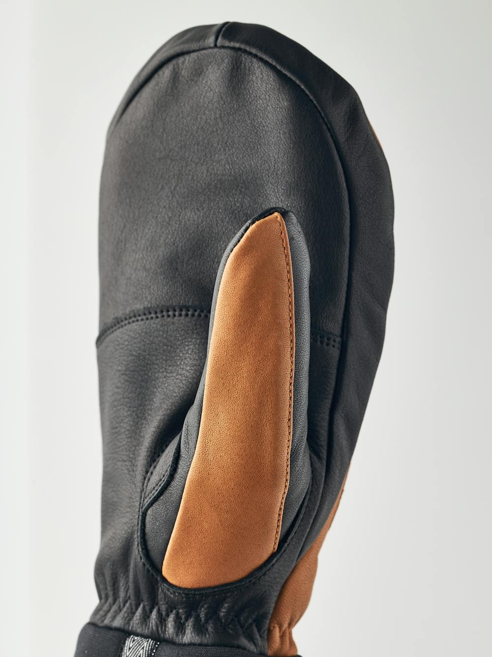 Ljusbrun tumhandske i getskinn och nötnappa med svart innerhand
 (3 av 8)