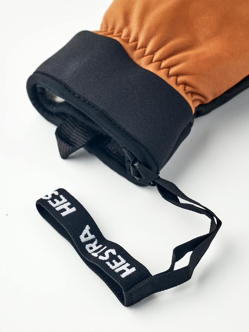 Ljusbrun tumhandske i getskinn och nötnappa med svart innerhand
 (7 av 8)