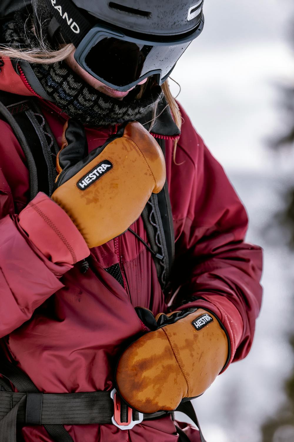 Ljusbrun tumhandske i getskinn och nötnappa med svart innerhand
(2 av 8)