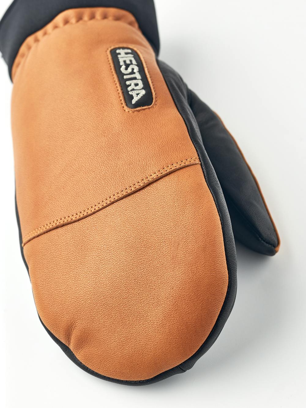 Ljusbrun tumhandske i getskinn och nötnappa med svart innerhand
 (4 av 8)