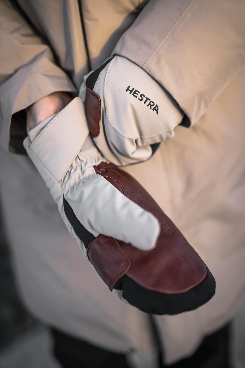 Beiger Fausthandschuh aus Stoff mit dunkelbraunem Haarschafleder an der Innenhand  (7 oder 7)