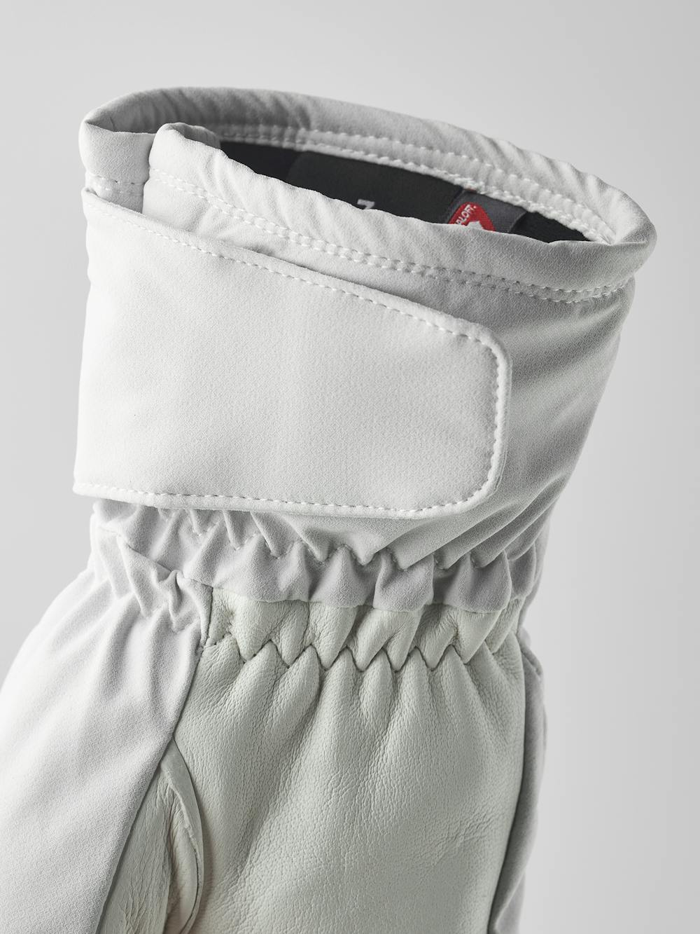 Weißer Fausthandschuh aus Stoff mit weißem Haarschafleder an der Innenhand (5 oder 5)