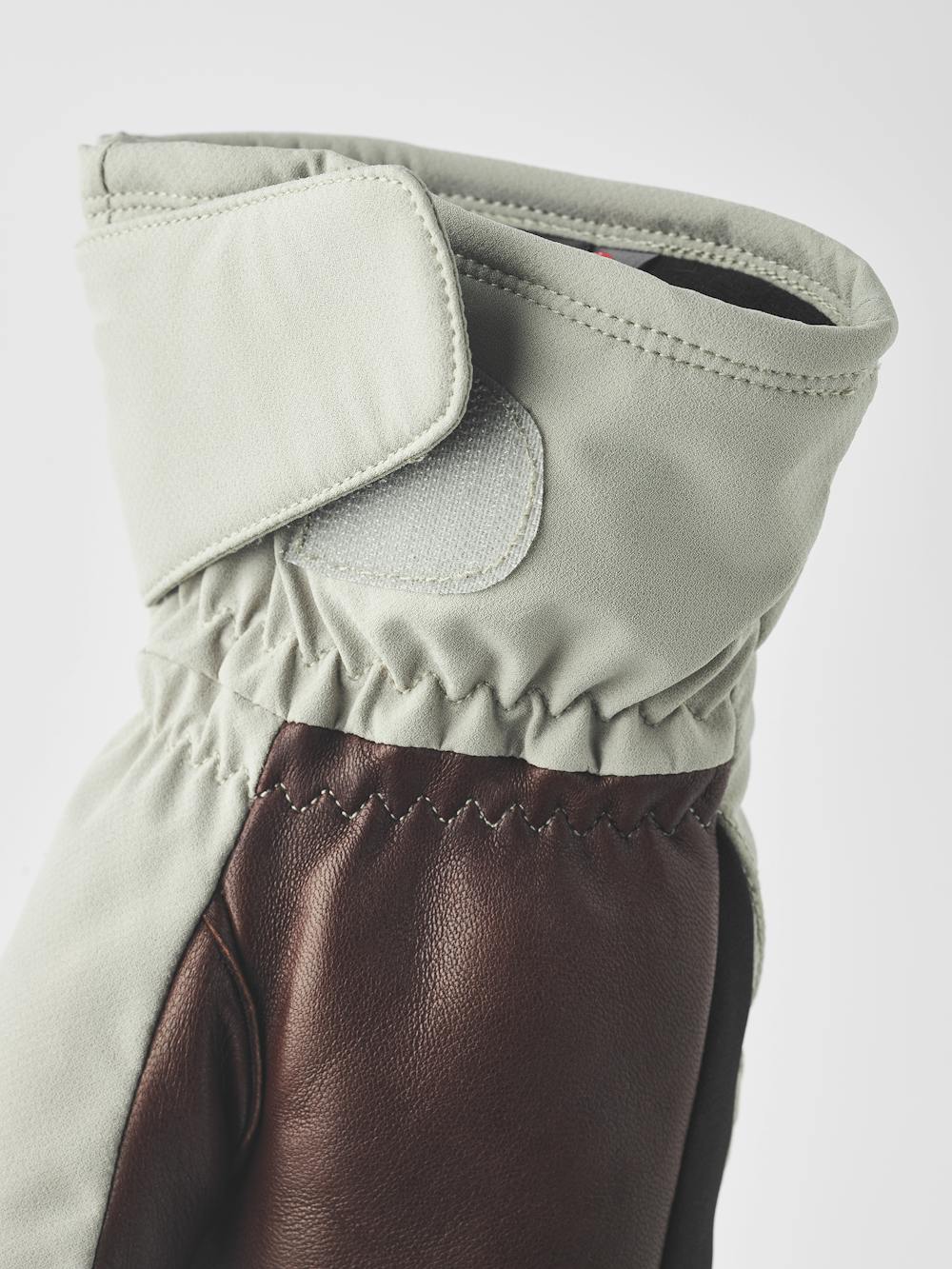 Beiger Fausthandschuh aus Stoff mit dunkelbraunem Haarschafleder an der Innenhand  (6 oder 7)