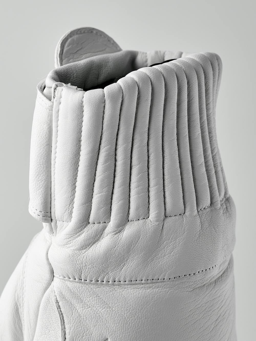 White hairsheep mitten (5 of 6)