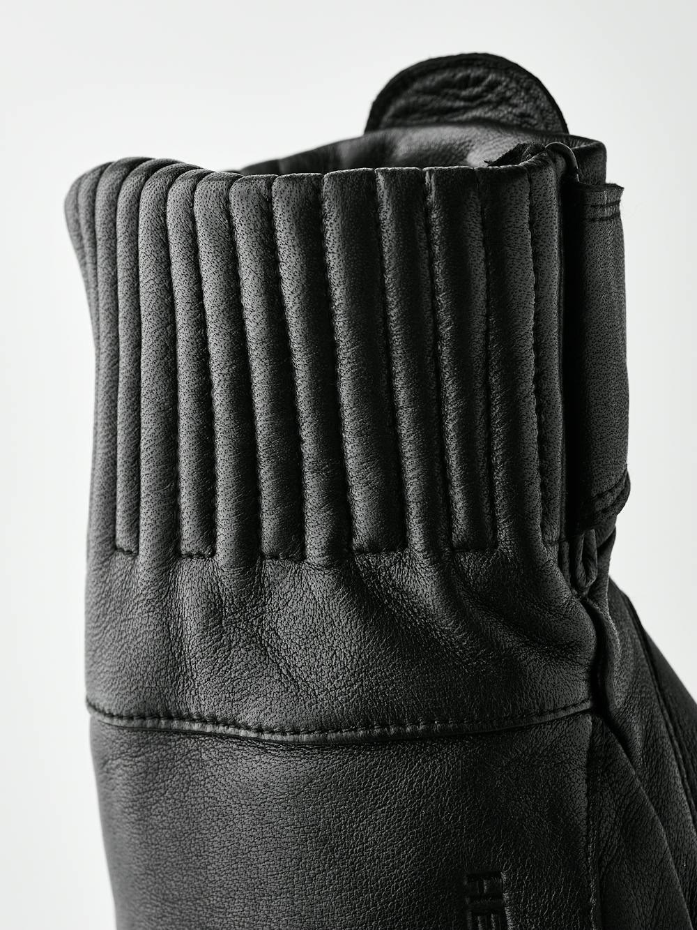 Black hairsheep mitten (5 of 6)