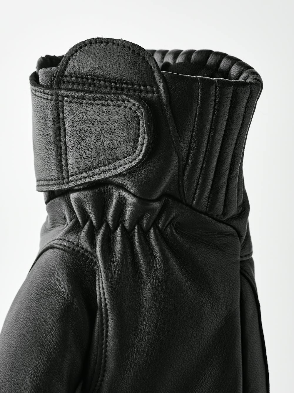 Black hairsheep mitten (6 of 6)