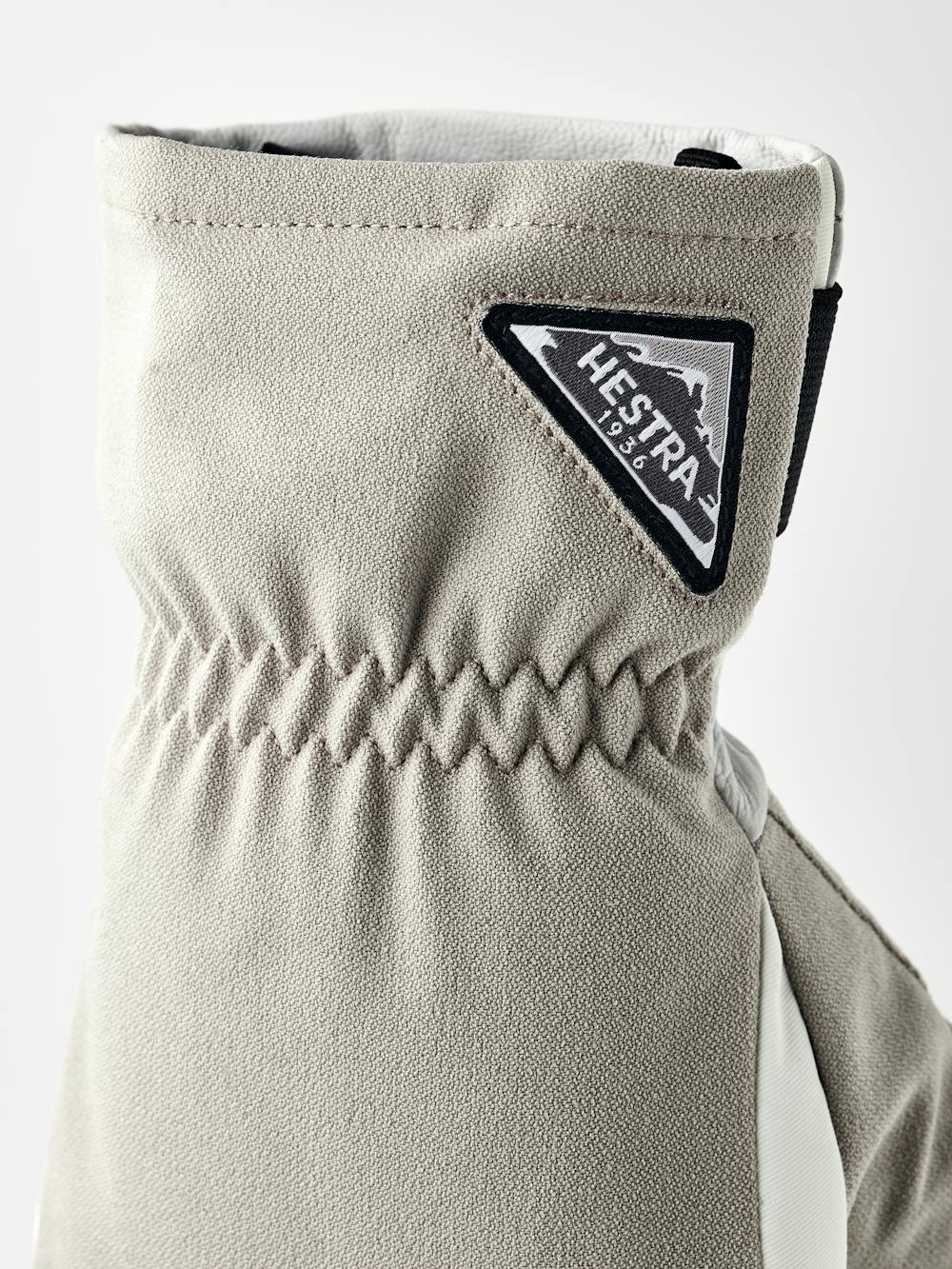 Beige skidhandske med vitt getskinn i innerhanden
(4 av 6)