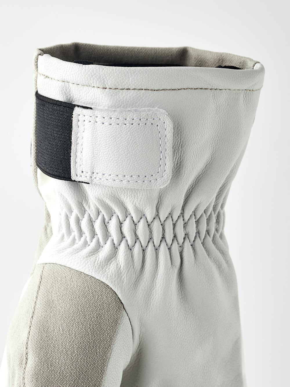 Beige skidhandske med vitt getskinn i innerhanden
 (5 av 6)