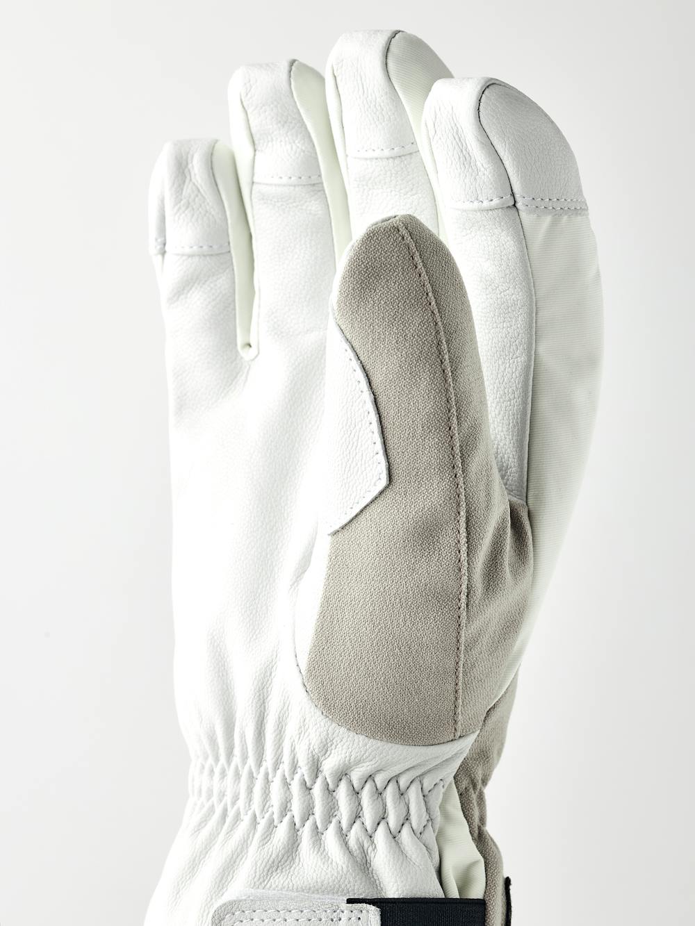 Beige skidhandske med vitt getskinn i innerhanden
 (2 av 6)