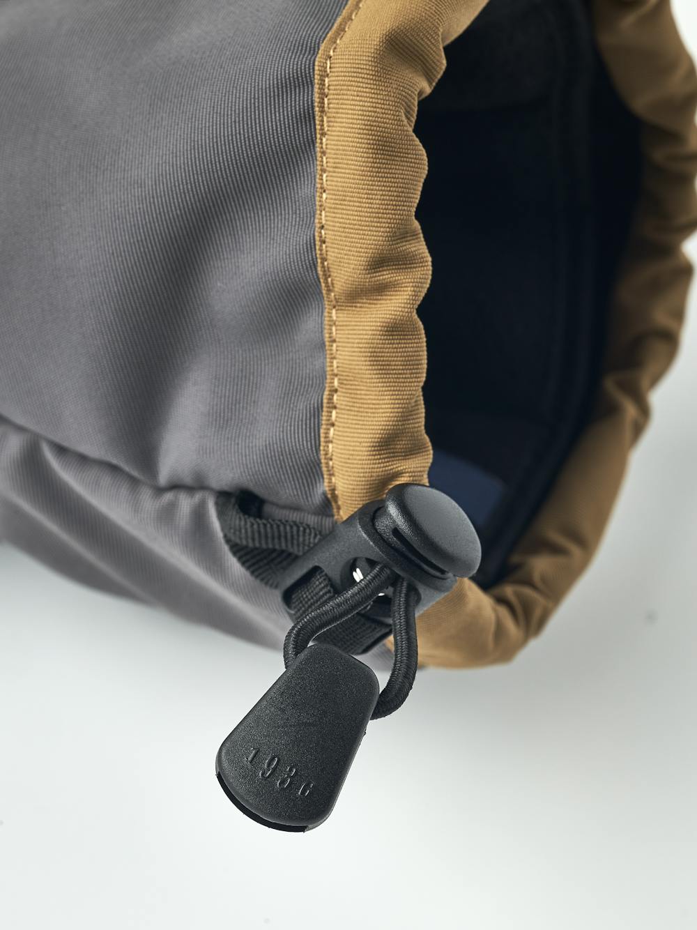 Gauntlet Sr. 5-finger in the color Dark sand/graphite (2 of 5)