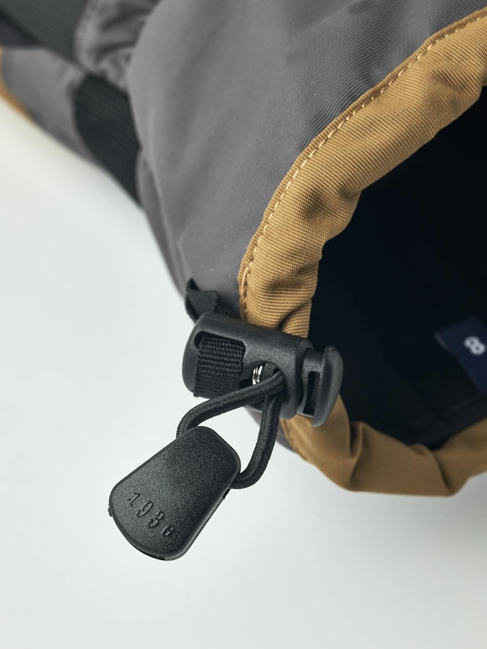 Gauntlet Sr. Mitt in the color Dark sand/graphite (2 of 5)